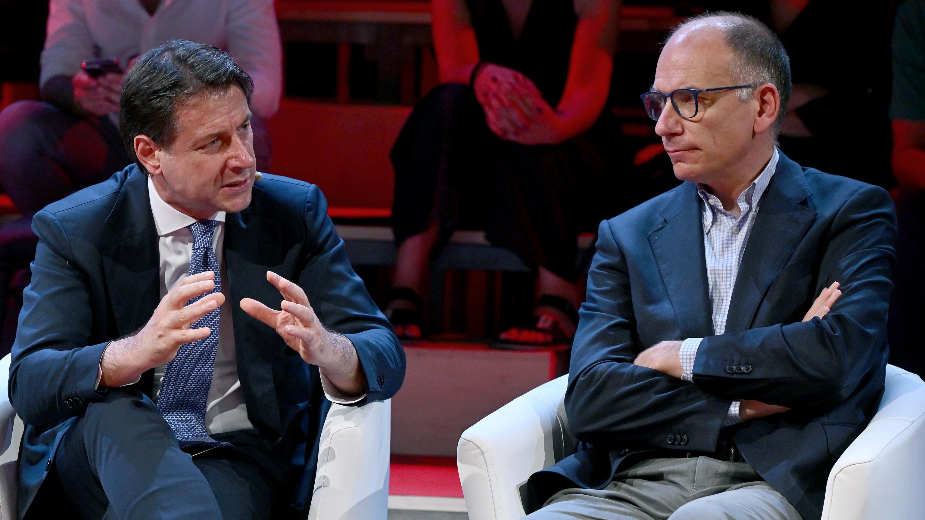 "Non se ne parla di avere rapporti con loro...". Conte a testa bassa contro Letta