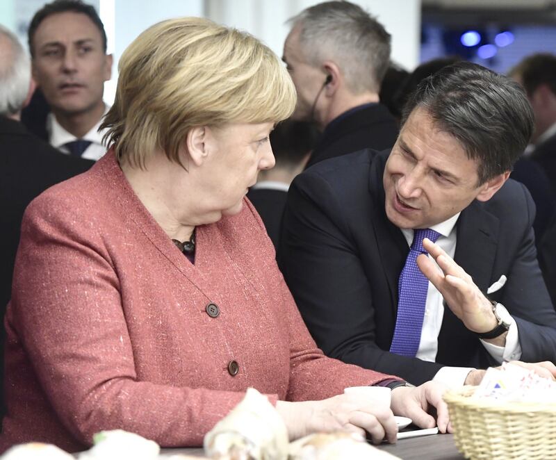 Davos, Conte sorride con Merkel durante la pausa 2