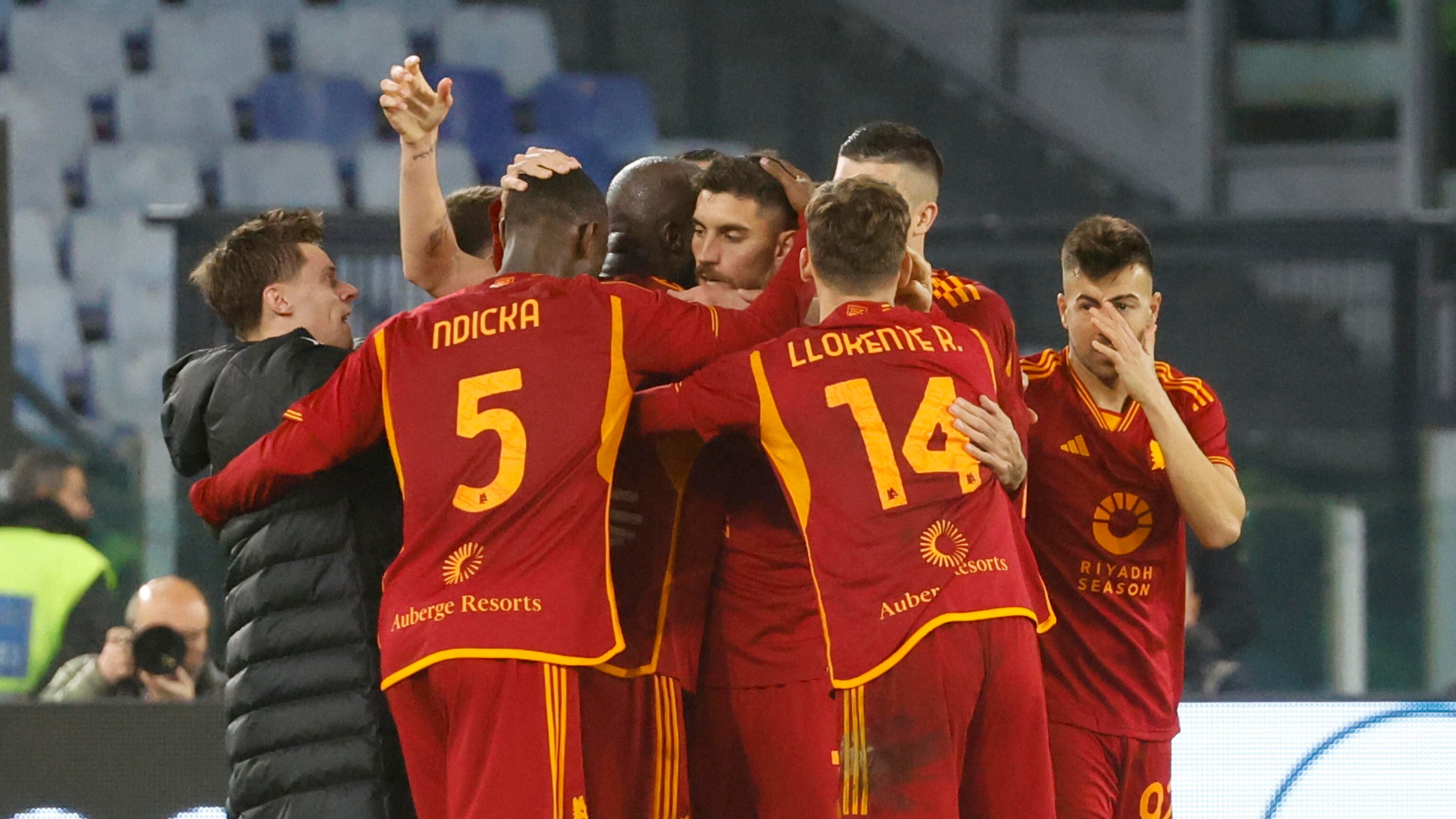 All’Olimpico succede di tutto: il Napoli in 9 battuto 2-0 dalla Roma