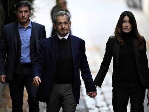 L'abbraccio a Carla e gli applausi. Ma è il giorno più nero di Sarkozy