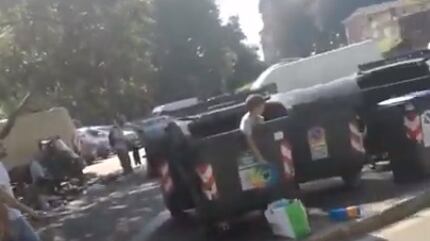 Torino, scene da terzo mondo: bimbo rom raccoglie rifiuti da bidone