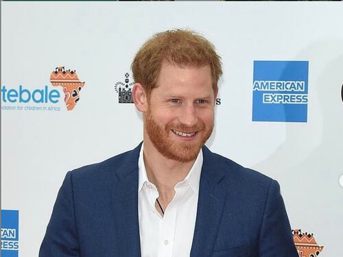 Il Principe Harry lascia Meghan e Archie a casa per volare da Rita Ora