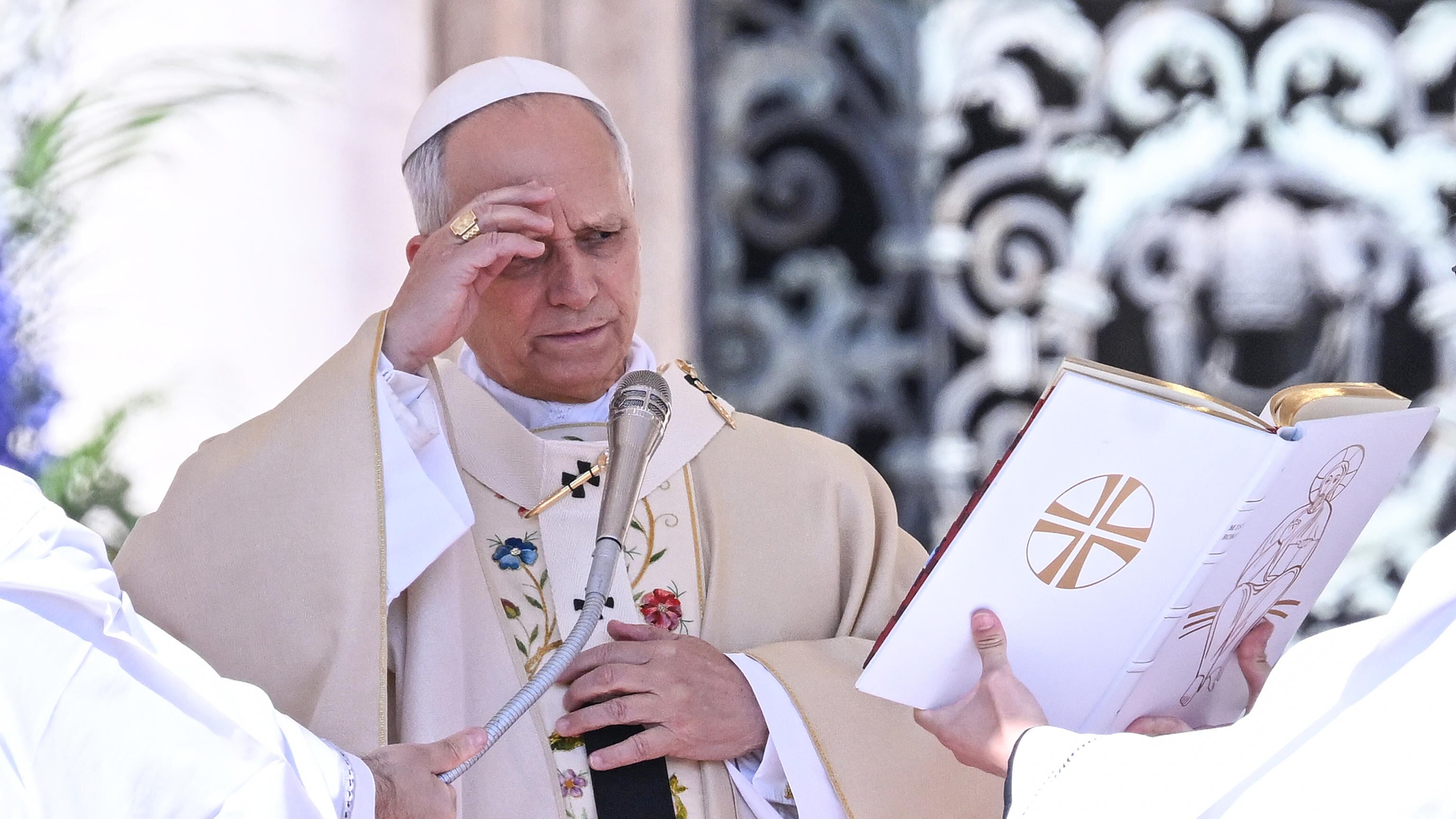 Il Papa a San Pietro per la benedizione di Pasqua: "Veglia per la pace l'11 aprile, non ci rassegniamo al male e alla violenza"