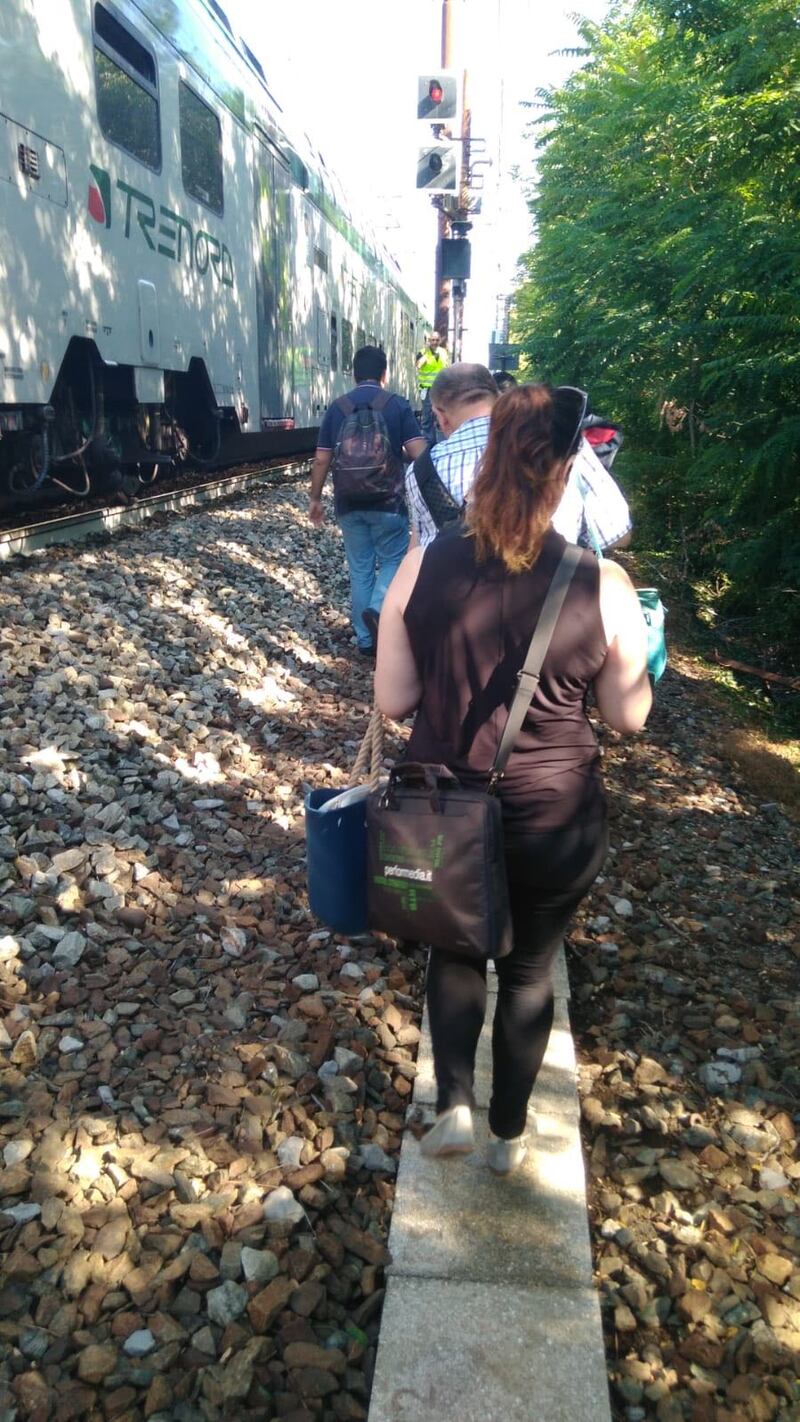 Milano, panico tra i pendolari: "fumo sul treno". A piedi sui binari 8