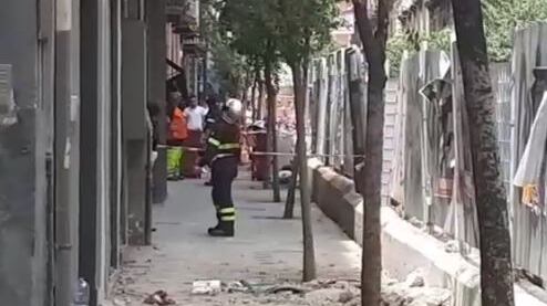 Cade pezzo di cornicione: morto 66enne