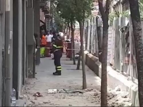 Cade pezzo di cornicione: morto 66enne