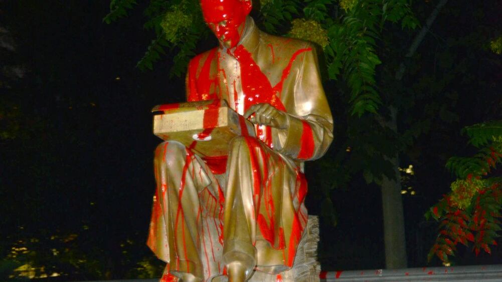 "Razzista, stupratore", vandalizzata la statua di Montanelli