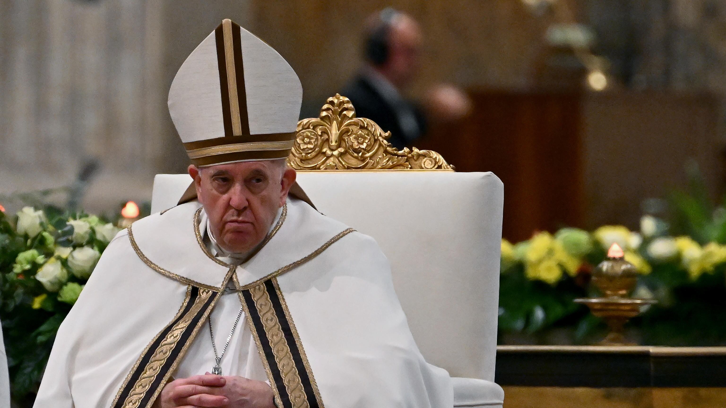 Bergoglio bacchetta Ratzinger, Rosa Chemical martire e Cospito: quindi, oggi...