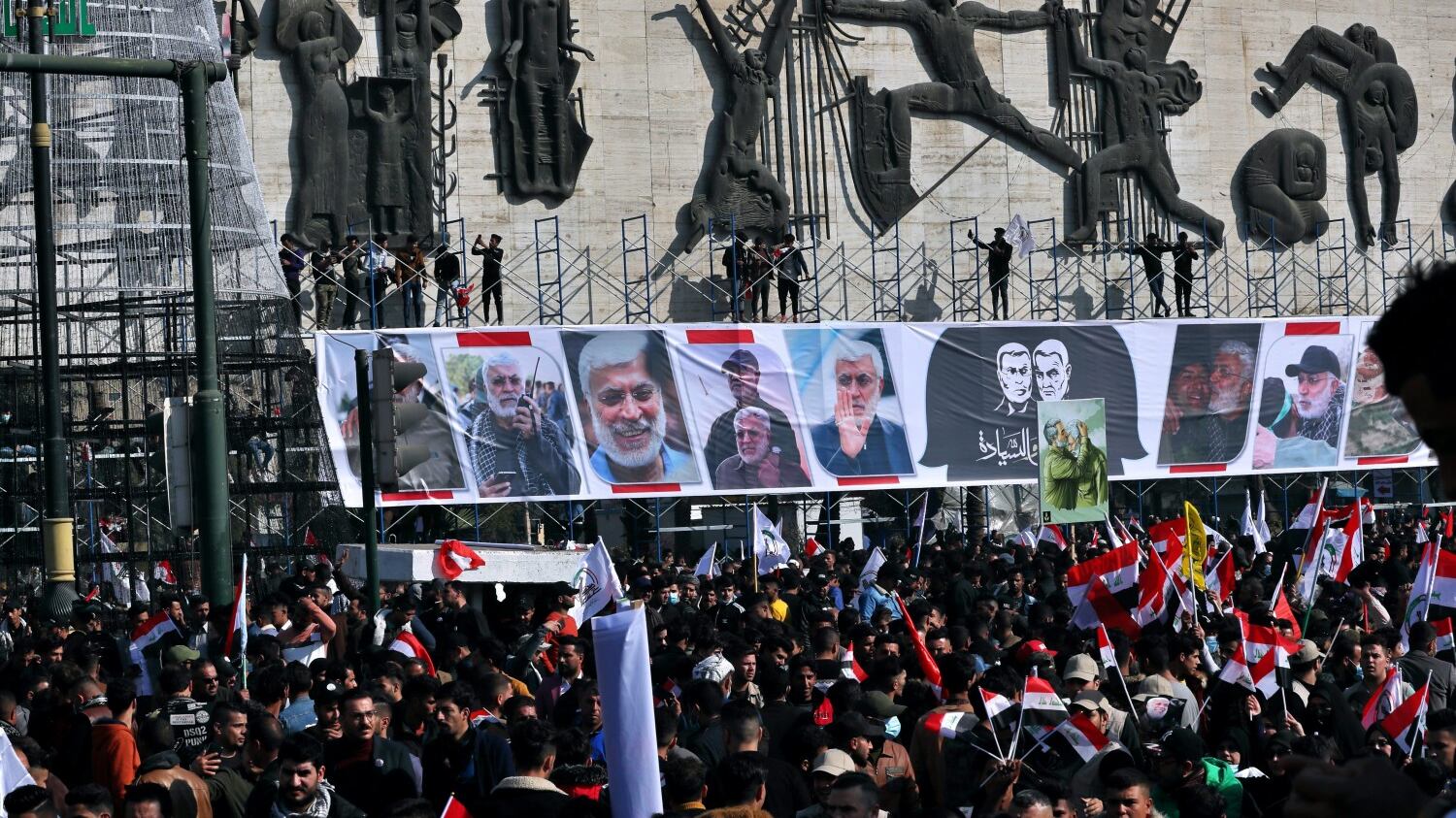 In Iran sfila la rabbia contro gli Usa. E adesso l'America teme un attacco