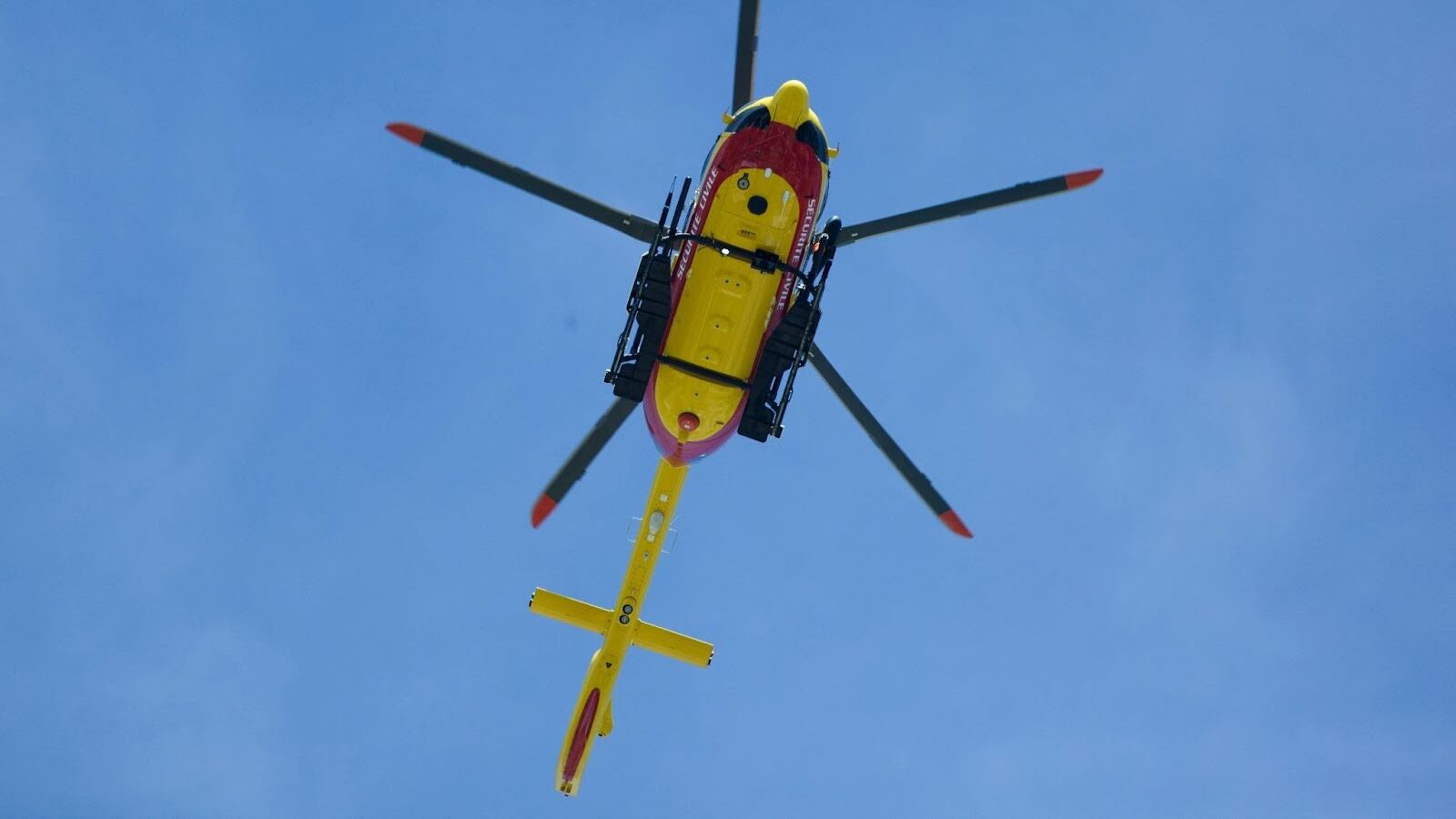 Orrore a Treviso, bimba di 18 mesi rimane incastrata nel tosaerba guidato dal papà: la piccola è gravissima