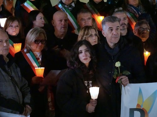 Il silenzio tra le famiglie e il pianto dei papà. "Eri il figlio perfetto". "Ragazze, denunciate"