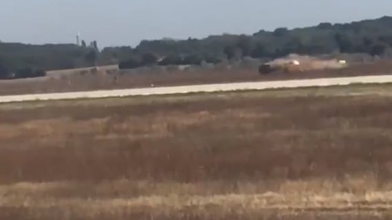 Scene da film in Francia: l'inseguimento finisce sulle piste dell'aeroporto