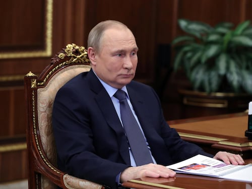 Putin apre a Scholz e Macron: "Sì al dialogo su pace e grano". Zelensky: parlo solo con lo Zar