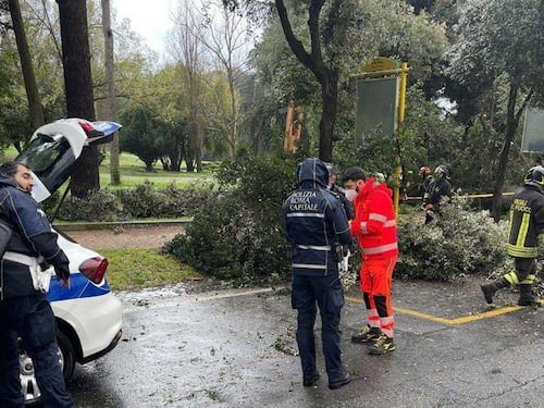 Maltempo a Roma, albero cade su due donne