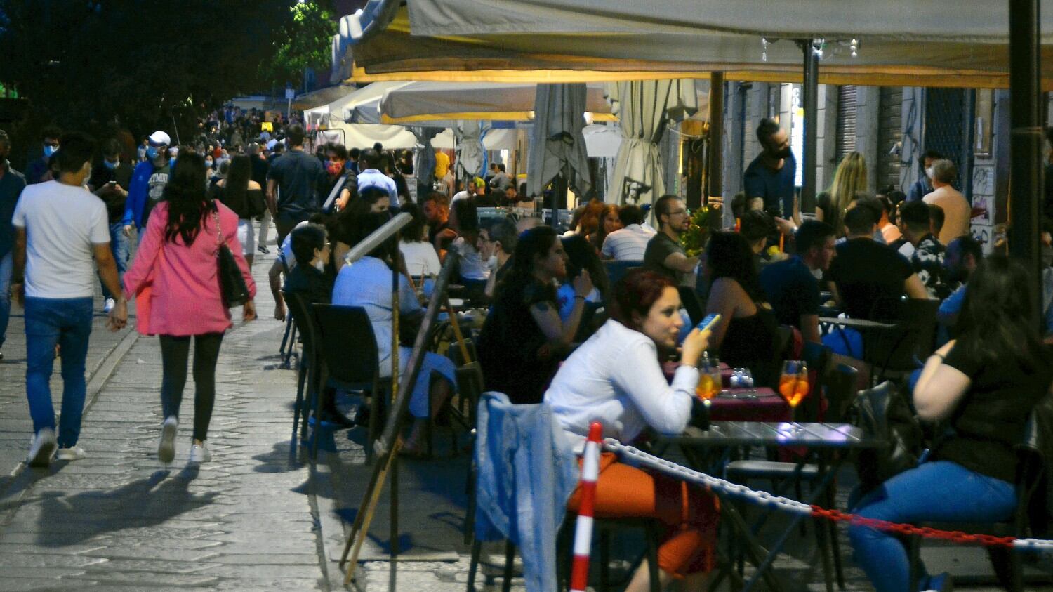 A Milano riparte la movida: revocato il divieto di alcolici da asporto dopo le 19