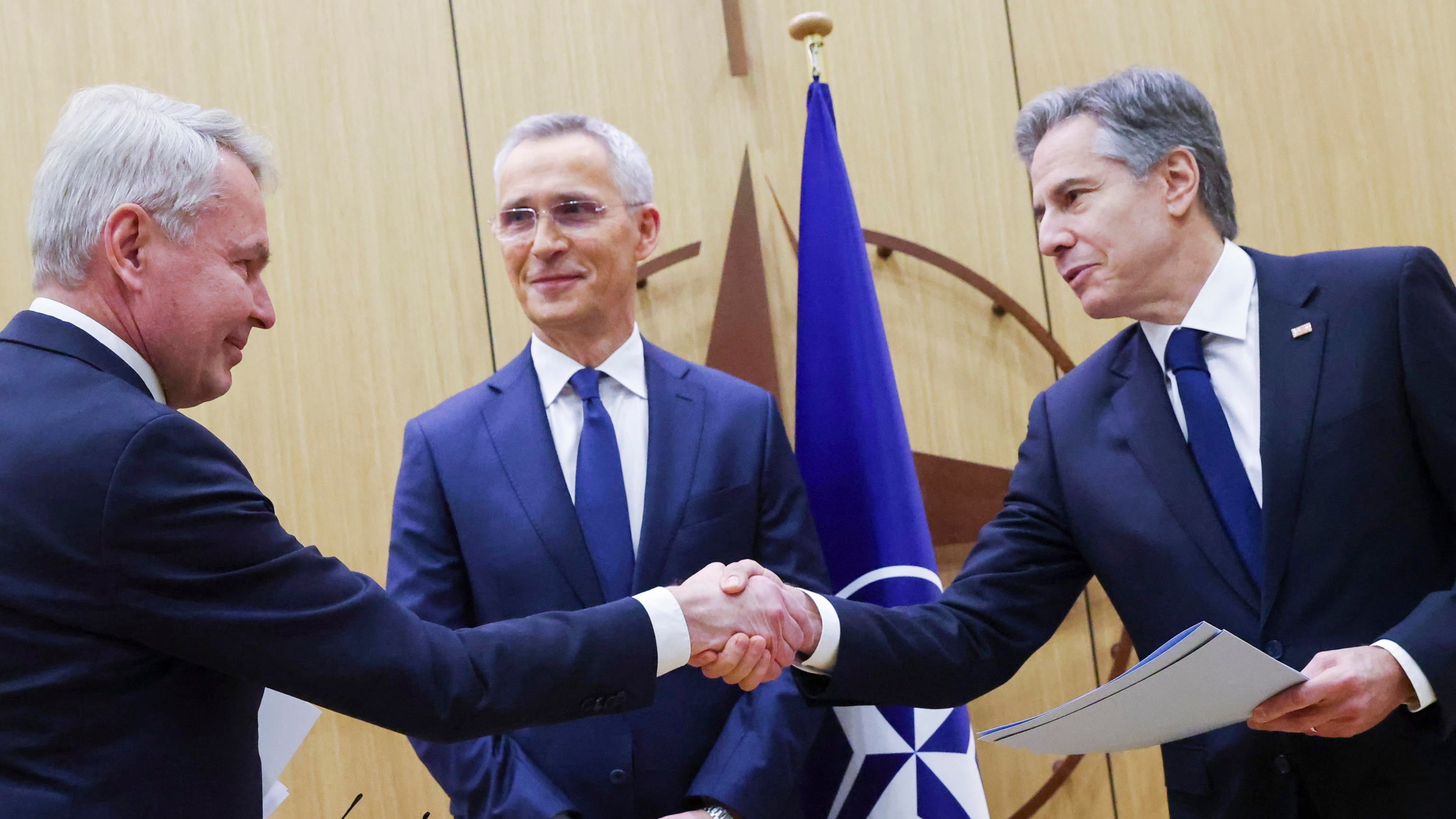 Helsinki entra nella Nato. Furia Mosca: "Reagiremo". Biden: "Più forti che mai"