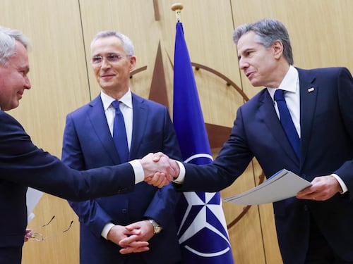 Helsinki entra nella Nato. Furia Mosca: "Reagiremo". Biden: "Più forti che mai"