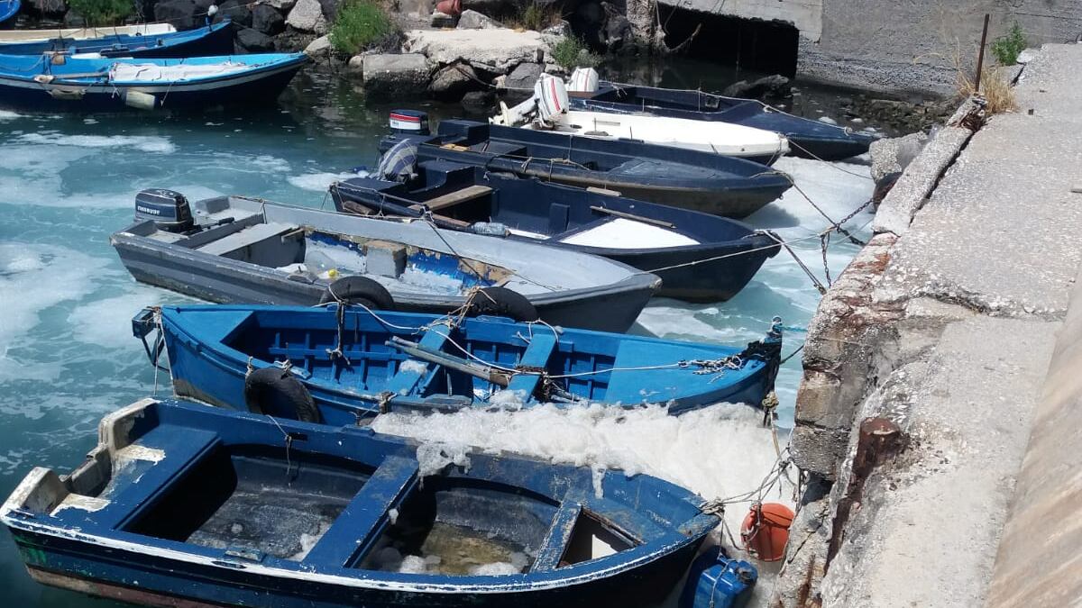 Ancora schiuma nel mare di San Giovanni a Teduccio