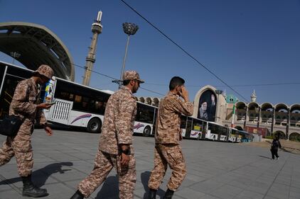 Iniziati i funerali di Khamenei: le immagini da Teheran 4