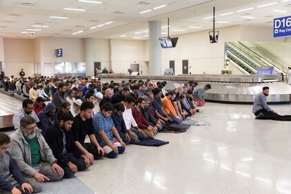 Musulmani pregano all'aeroporto di Dallas per protestare contro Trump 14