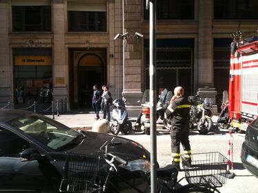 L'arrivo dei vigili del fuoco fuori da via Negri 2