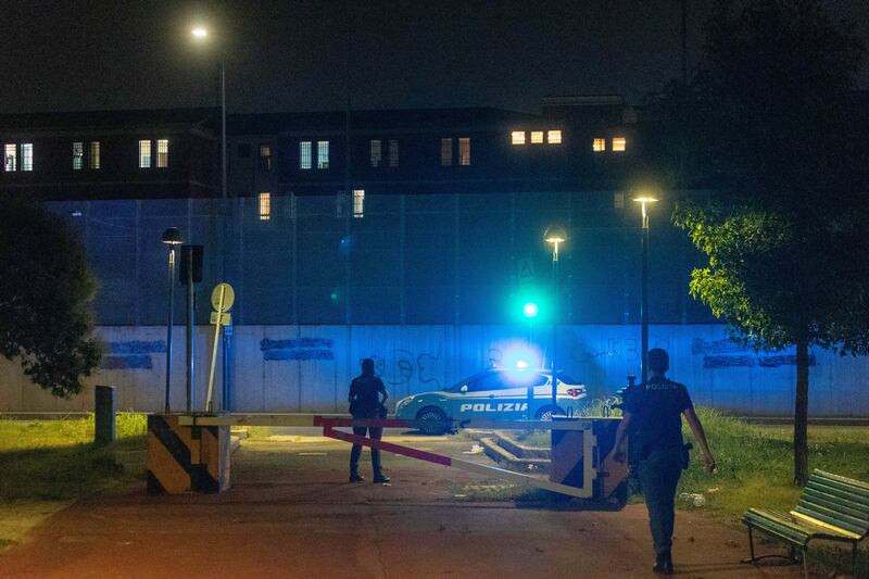 Rivolta al carcere Beccaria: struttura cinturata. Caccia all'uomo per due evasi 6