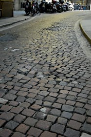 Lo stato del pavé in via Circo, dietro via Torino