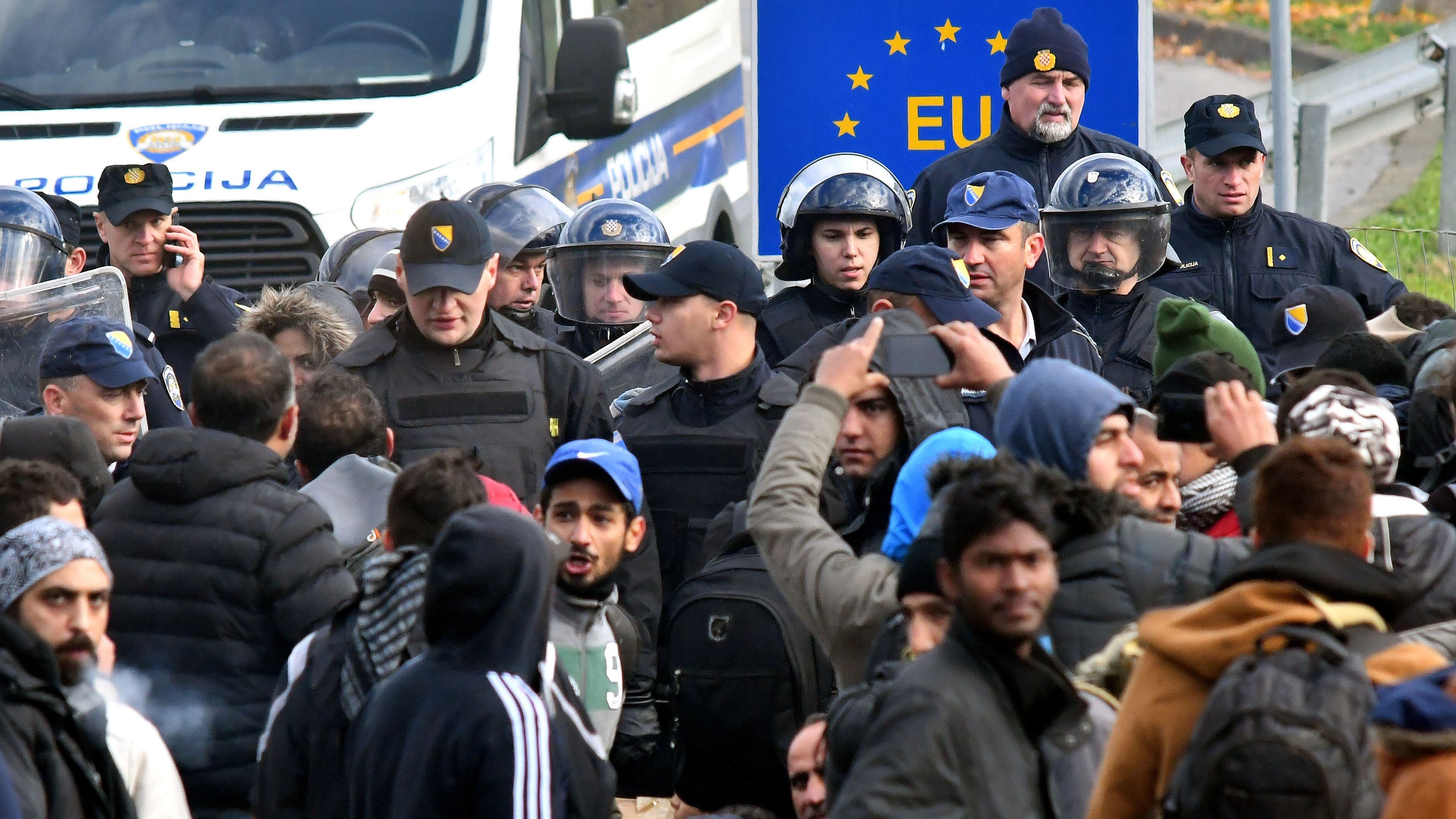 La Slovenia arma le frontiere: migranti respinti con le pistole