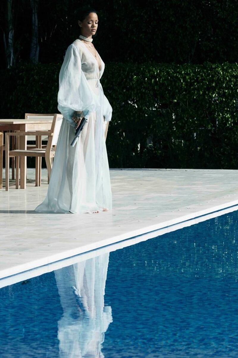 Rihanna, sexy killer in "Needed me": foto 20