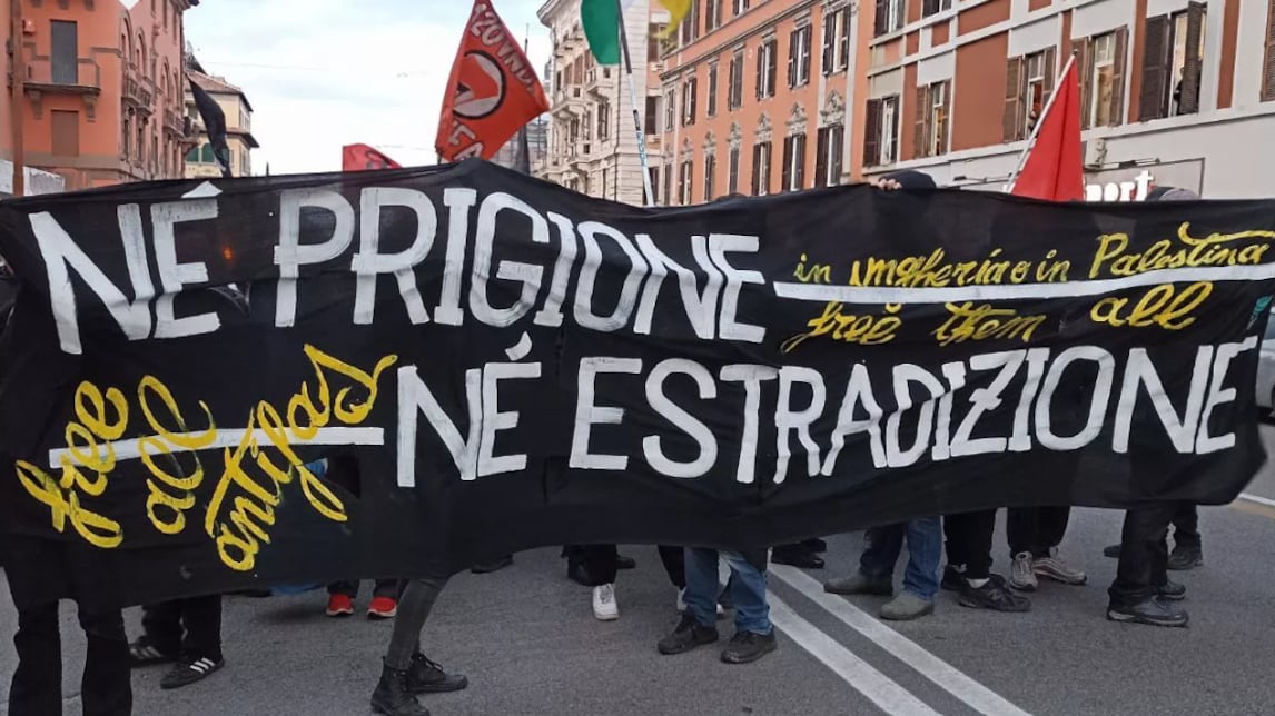 Cori pro Palestina e supermercato vandalizzato: la protesta degli anarchici