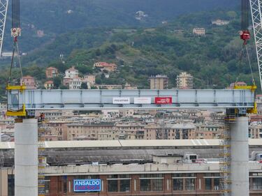 Il "varo ad alta quota" del primo pezzo del Ponte di Genova 2