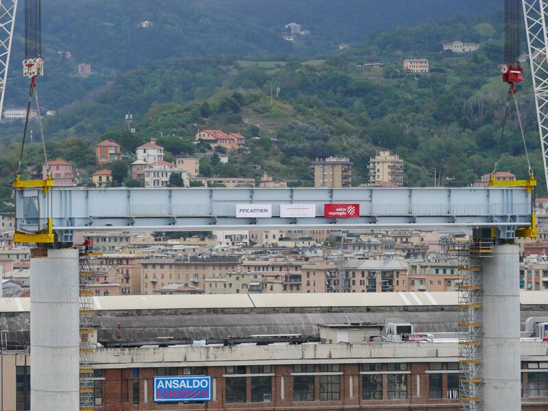 Il "varo ad alta quota" del primo pezzo del Ponte di Genova 2