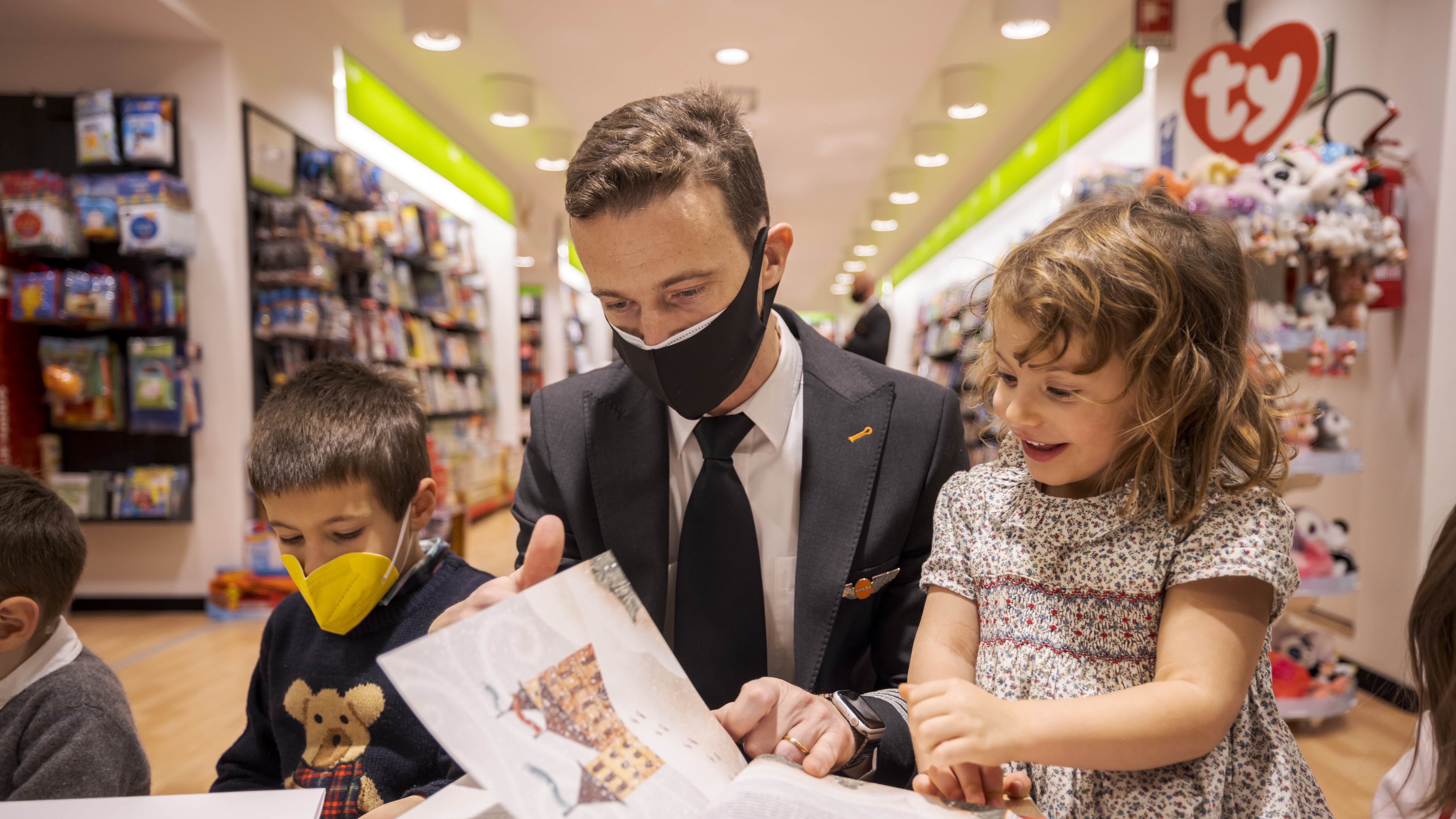 Decollano da Malpensa con easyJet le lettere dei bimbi a Babbo Natale