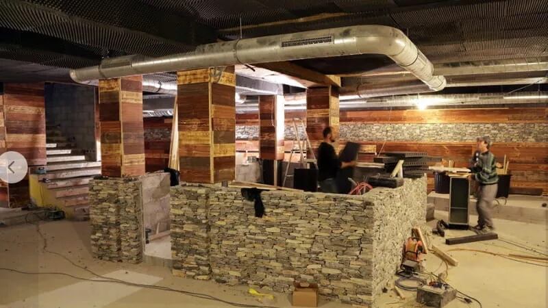 I lavori di ristrutturazione de Le Costellation. Scala per l'uscita ridotta al minimo 1