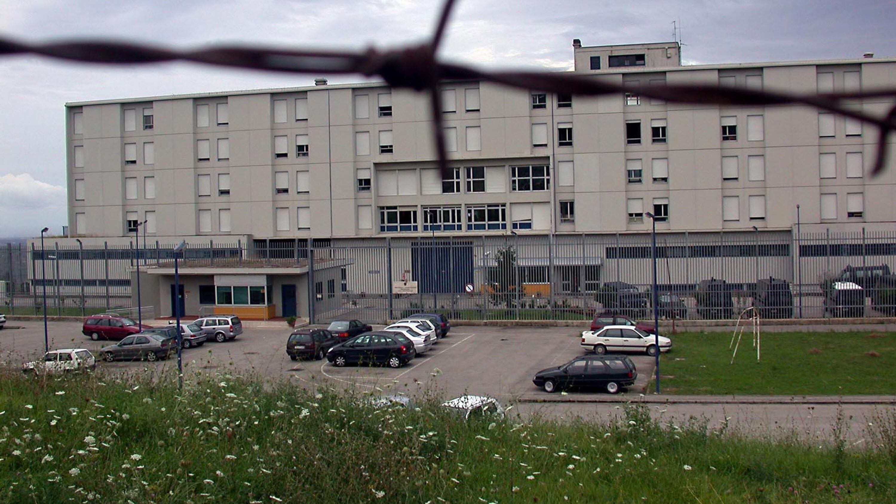 Teramo, attacco choc in carcere: detenuto prova a strangolare un agente