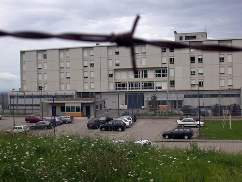 Teramo, attacco choc in carcere: detenuto prova a strangolare un agente