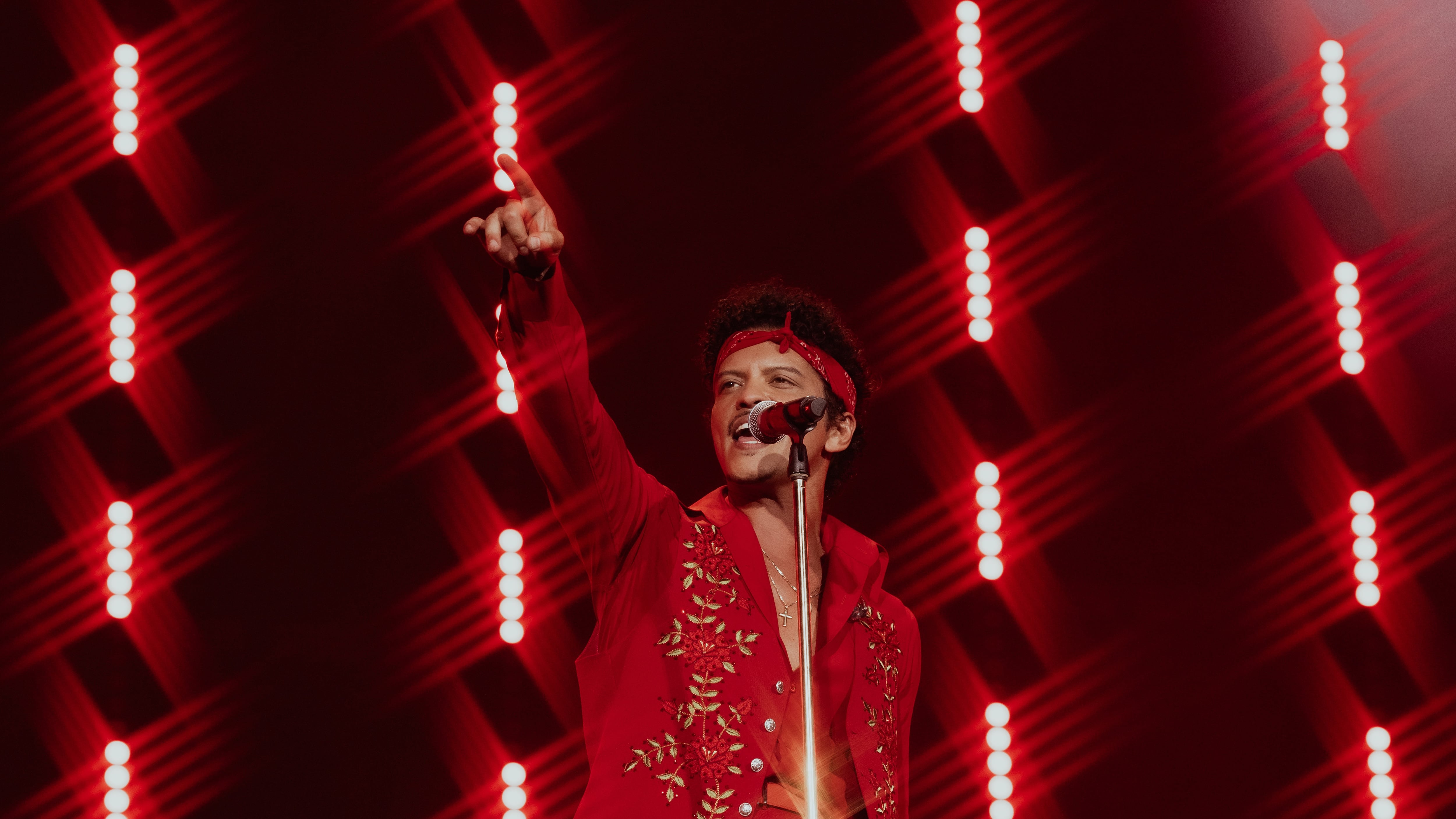 Bruno Mars illumina San Siro come una cattedrale gotica. “Fa’ che sia il miglior show di sempre”
