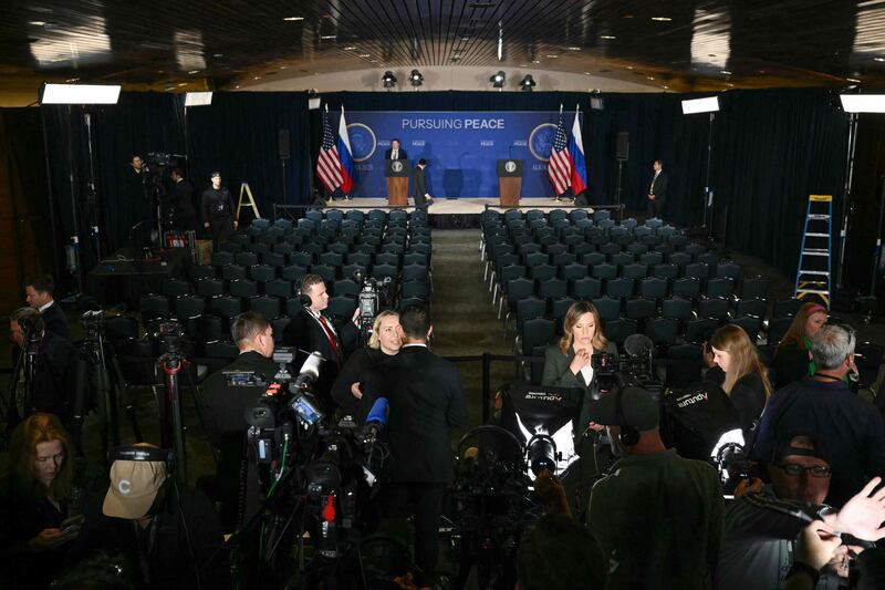 La sala della conferenza stampa di Trump e Putin dove si legge la scritta "Perseguire la pace"