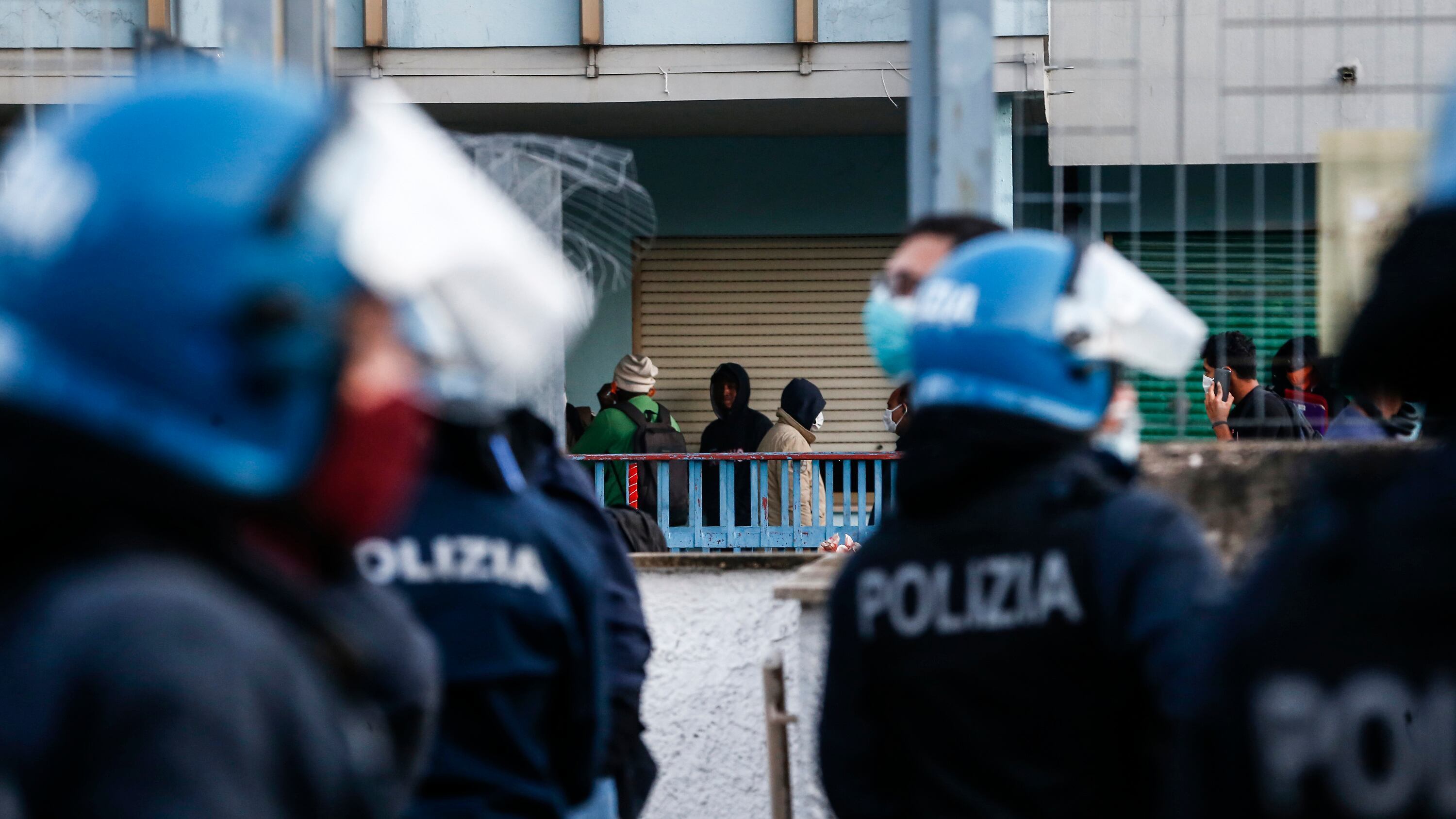 Migranti infetti, accuse al governo: "Polizia esposta ai contagi"