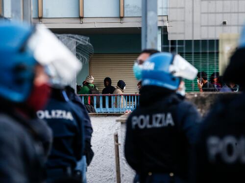 Migranti infetti, accuse al governo: "Polizia esposta ai contagi"