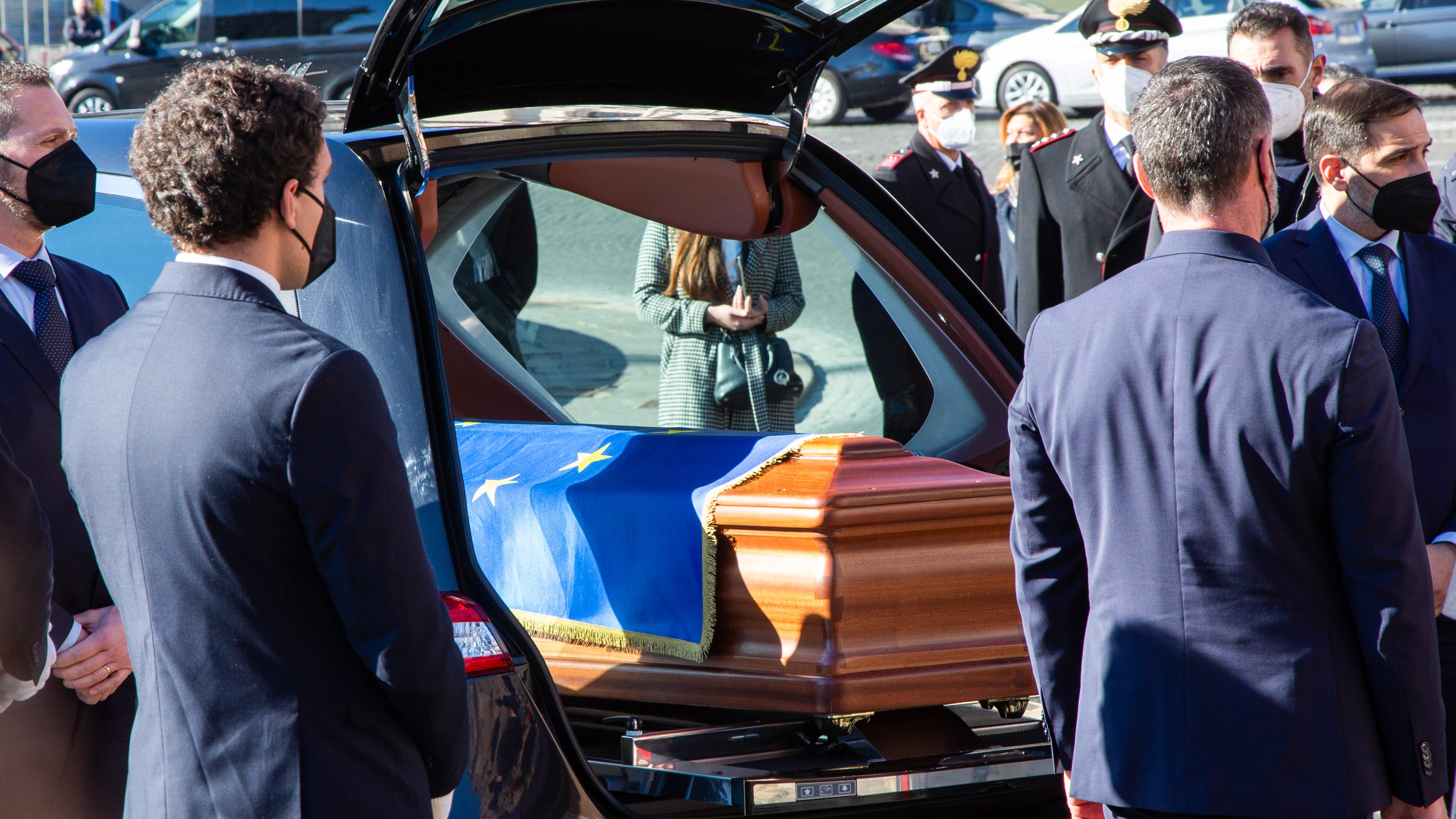 Funerali di Stato e di popolo "Ci hai insegnato speranza"