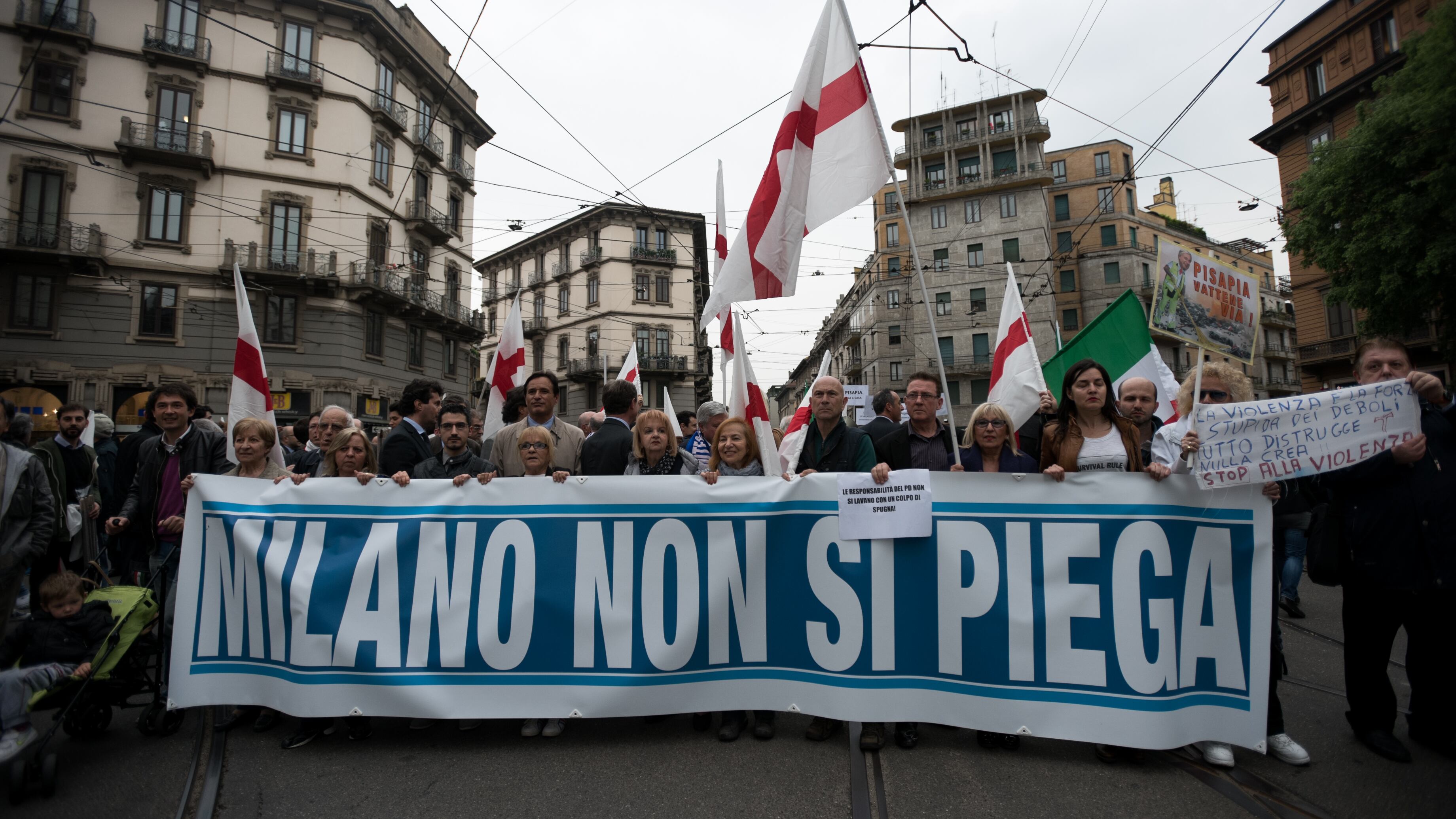 Milano, la destra scende in piazza. Fiaccolata sui luoghi dei disordini