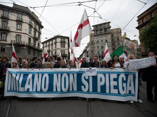 Milano, la destra scende in piazza. Fiaccolata sui luoghi dei disordini