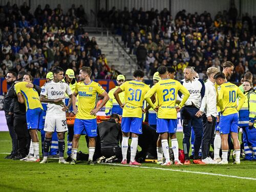 Paura in Olanda, il portiere Vaessen crolla a terra privo di sensi: le immagini