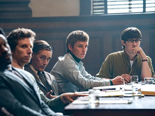 Al cinema "Il processo ai Chicago 7", l'eccellenza che non va a segno