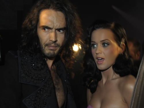 Il colpo di fulmine sul set, le nozze in India, l’addio con un sms: la storia tra Katy Perry e Russell Brand