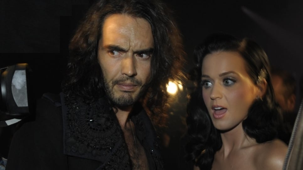 Il colpo di fulmine sul set, le nozze in India, l’addio con un sms: la storia tra Katy Perry e Russell Brand