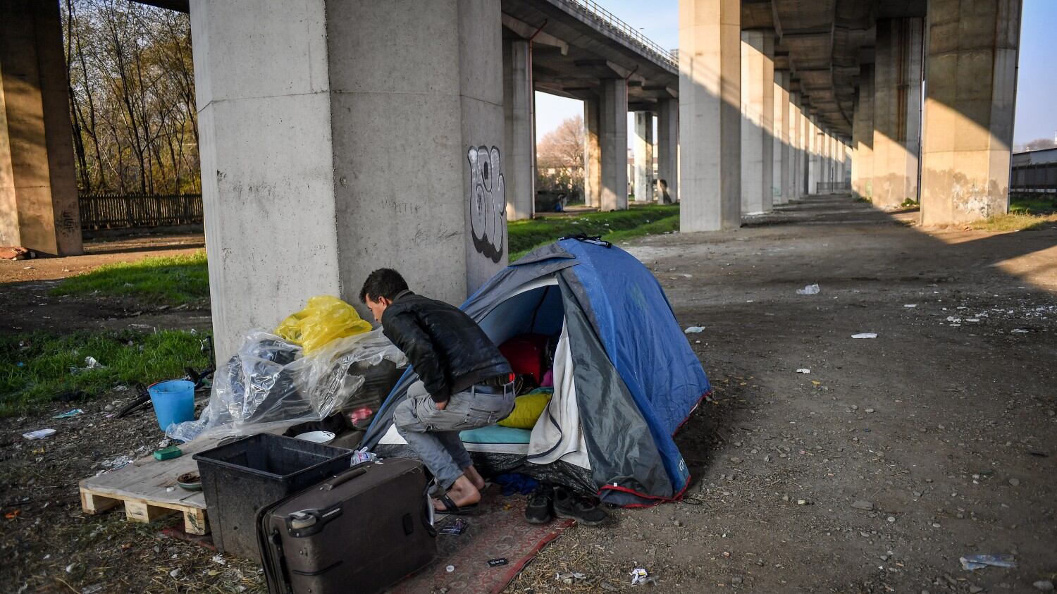 Milano, chiude centro migranti: profughi sfuggono ai controlli e si accampano sotto la Tangenziale Est