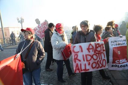 Sciopero: 4 cortei a Bologna. Lancio di letame e uova contro banche e sede Ncd 8