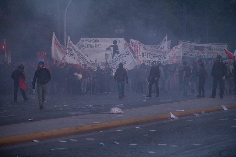 Grecia, scontri davanti al parlamento 5